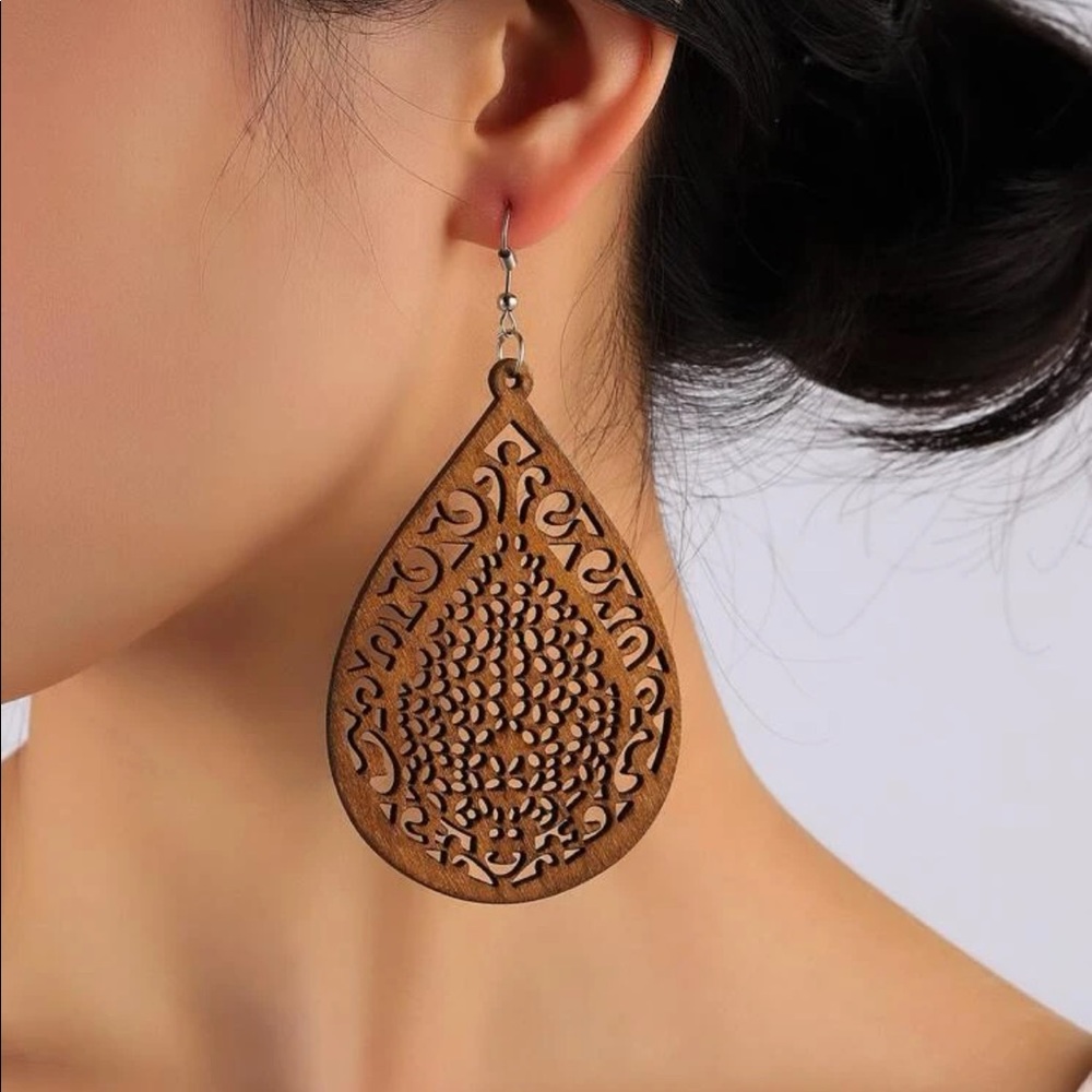 💚3/$21💚 Carved out wooden earrings
